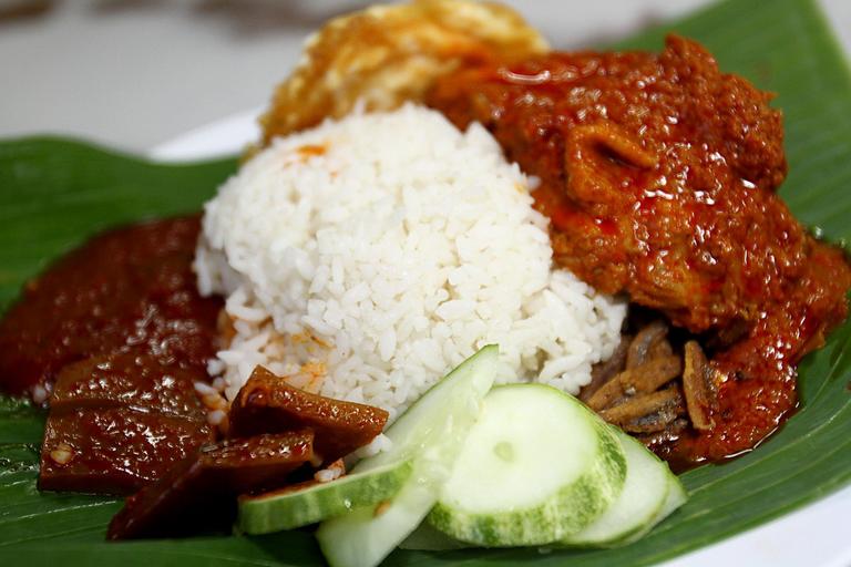 Barcelona’s Luis Suarez gets a Taste of Malaysian Cuisine – A Start Footballer on a Gastronomic Journey