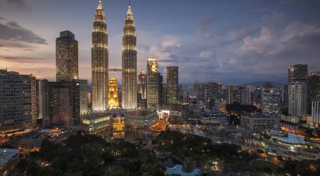 Malaysia’s Anwar Tightens Singapore Ties in ASEAN travel rush