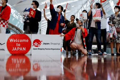 2022-06-26T084451Z_986016399_RC2JZU9LO8IF_RTRMADP_3_HEALTH-CORONAVIRUS-JAPAN-TOURISM-400x267