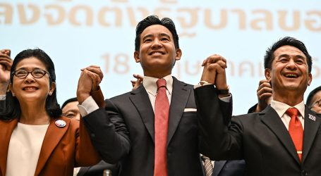 Tourism Operators Hope to Benefit from Baht Giveaway: Businesses make use of Coalition Party efforts